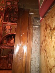 Eφαρμογή ειδικού επιχρίσματος σε μορφή τζέλ με πινέλο σε ξύλινο τέμπλο εκκλησίας, για την αντιμετώπιση ξυλοφάγων εντόμων